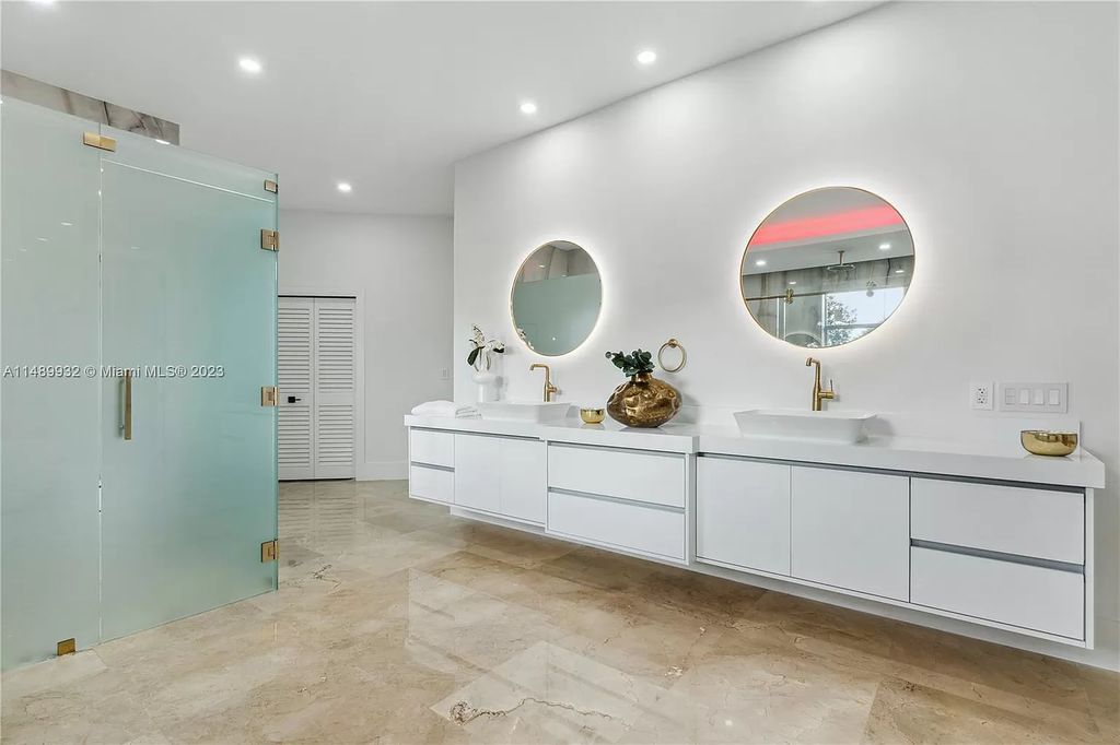 Welcome to the epitome of contemporary luxury living in Pinecrest! This striking newly constructed family compound offers a seamless blend of timeless transitional style and modern functionality. Spanning 7,778 square feet on a lush 0.89-acre lot, this masterpiece features two separate family quarters with flexible spaces, ideal for multi-generational living or personalized workspaces.