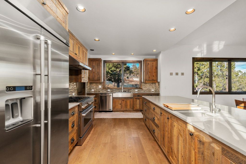 Tranquil Bend Oregon Home Nestled for 2.645 Million Embracing Serenity and Mountain Vistas 10