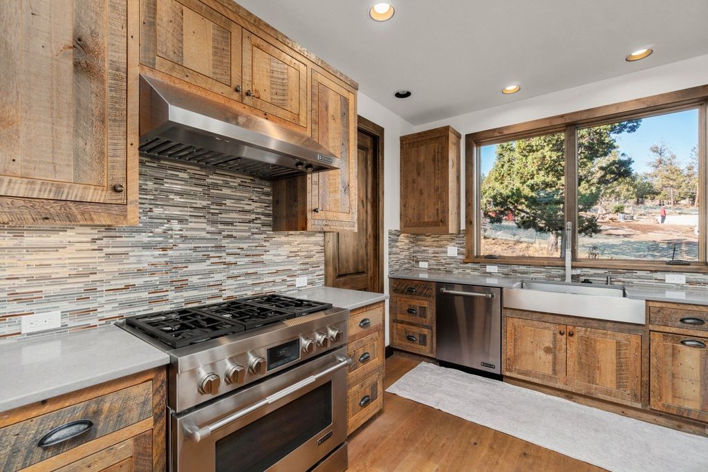 Tranquil Bend Oregon Home Nestled for 2.645 Million Embracing Serenity and Mountain Vistas 12
