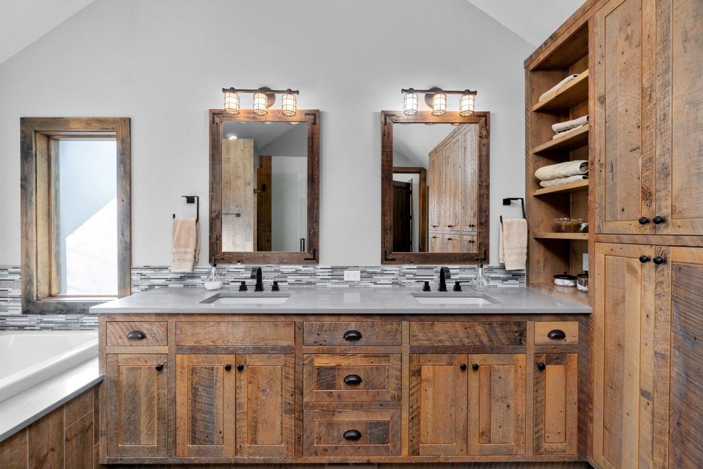 Tranquil Bend Oregon Home Nestled for 2.645 Million Embracing Serenity and Mountain Vistas 17