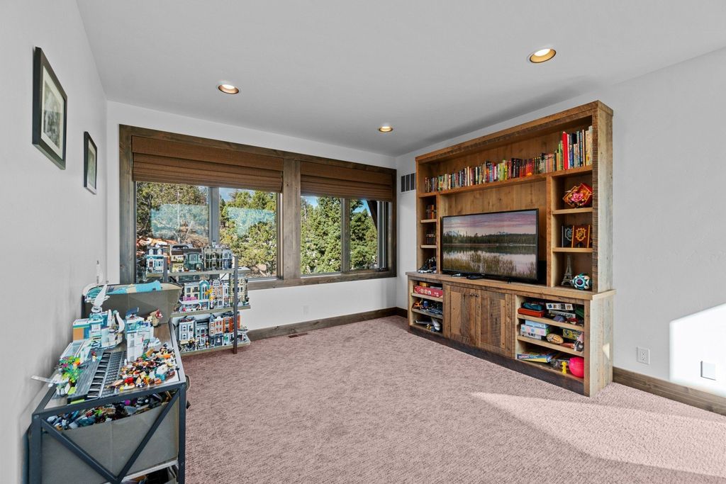 Tranquil Bend Oregon Home Nestled for 2.645 Million Embracing Serenity and Mountain Vistas 20