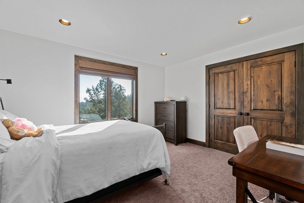 Tranquil Bend Oregon Home Nestled for 2.645 Million Embracing Serenity and Mountain Vistas 22