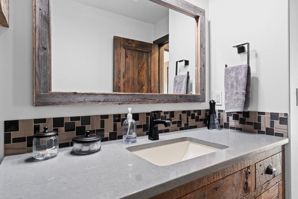 Tranquil Bend Oregon Home Nestled for 2.645 Million Embracing Serenity and Mountain Vistas 24