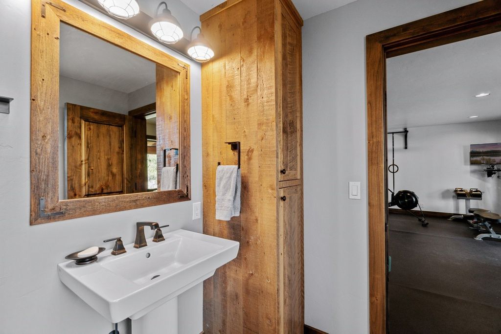 Tranquil Bend Oregon Home Nestled for 2.645 Million Embracing Serenity and Mountain Vistas 28