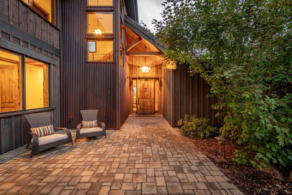 Tranquil Bend Oregon Home Nestled for 2.645 Million Embracing Serenity and Mountain Vistas 3
