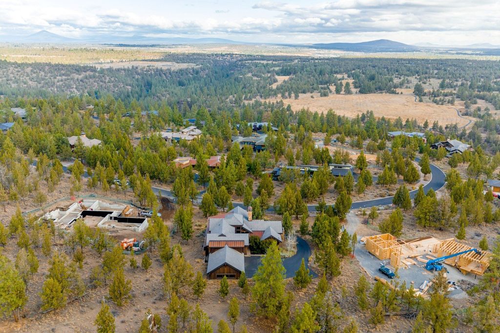 Tranquil Bend Oregon Home Nestled for 2.645 Million Embracing Serenity and Mountain Vistas 40