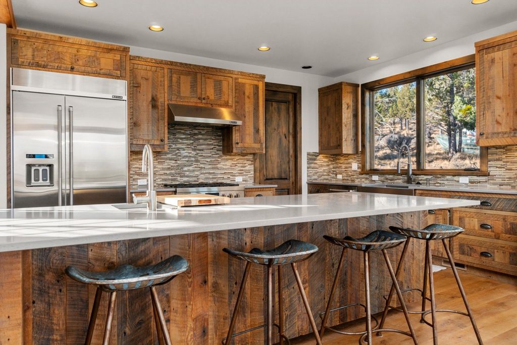 Tranquil Bend Oregon Home Nestled for 2.645 Million Embracing Serenity and Mountain Vistas 9