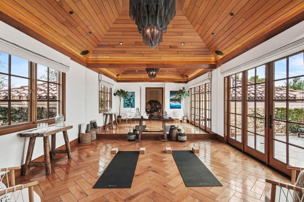 2505 Summitridge Drive Home in Beverly Hills, California, Discover the epitome of luxury living in this custom 9-bedroom, 11-bathroom estate nestled within the exclusive Bella Vista community in Beverly Hills. Boasting sophisticated amenities such as a private park, basketball court, and unobstructed canyon views, this residence seamlessly blends old-world Italian charm with modern technology.