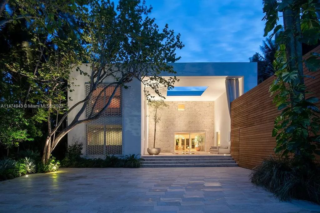 Villa Allegra, a masterpiece by architect Chad Oppenheim, epitomizes waterfront luxury on Sunset Island III. This stunning estate seamlessly blends classical elegance with contemporary allure across its 6,011 square feet of living space, featuring six bedrooms and seven baths on a 0.32-acre lot.