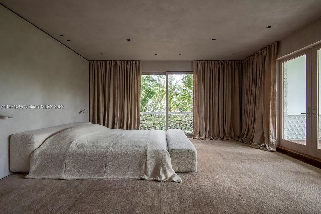 Villa Allegra, a masterpiece by architect Chad Oppenheim, epitomizes waterfront luxury on Sunset Island III. This stunning estate seamlessly blends classical elegance with contemporary allure across its 6,011 square feet of living space, featuring six bedrooms and seven baths on a 0.32-acre lot.