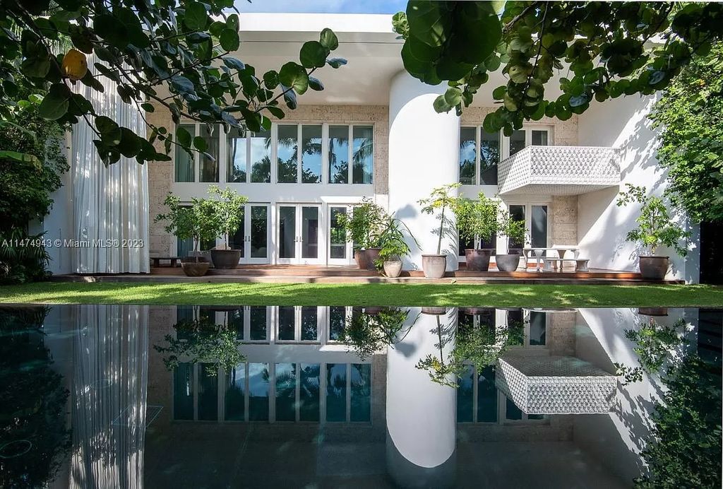 Villa Allegra, a masterpiece by architect Chad Oppenheim, epitomizes waterfront luxury on Sunset Island III. This stunning estate seamlessly blends classical elegance with contemporary allure across its 6,011 square feet of living space, featuring six bedrooms and seven baths on a 0.32-acre lot.