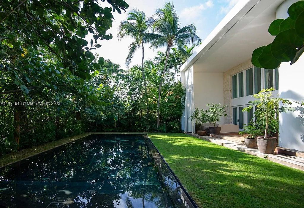Villa Allegra, a masterpiece by architect Chad Oppenheim, epitomizes waterfront luxury on Sunset Island III. This stunning estate seamlessly blends classical elegance with contemporary allure across its 6,011 square feet of living space, featuring six bedrooms and seven baths on a 0.32-acre lot.