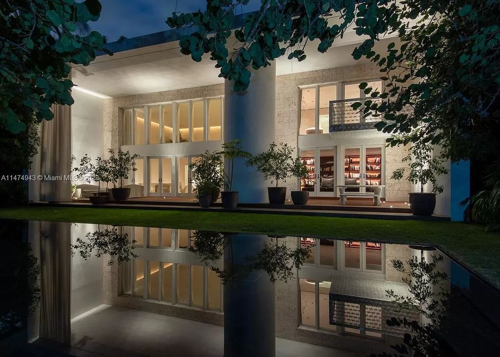 Villa Allegra, a masterpiece by architect Chad Oppenheim, epitomizes waterfront luxury on Sunset Island III. This stunning estate seamlessly blends classical elegance with contemporary allure across its 6,011 square feet of living space, featuring six bedrooms and seven baths on a 0.32-acre lot.