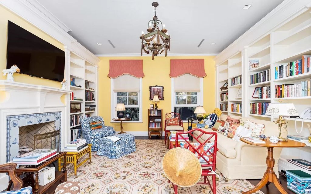 Nestled in Palm Beach's prestigious Estate Section, this 1.3+/- acre property epitomizes luxury living with a stunning clay tennis court, two guest houses, and immaculate grounds. A gated entry leads to a circular drive and ample parking, complemented by a separate service area and a 2-car garage.