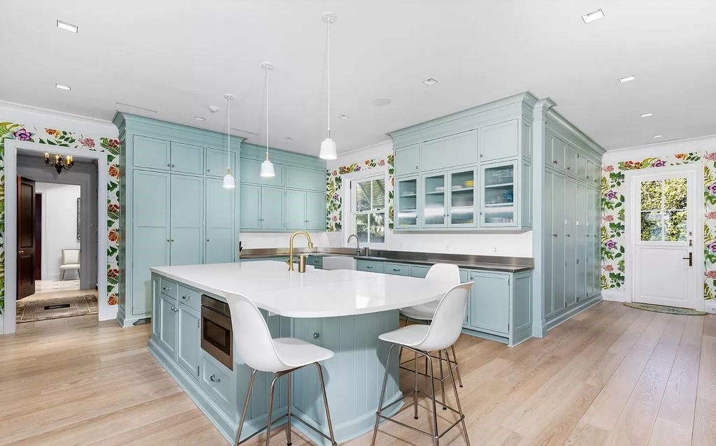 Nestled in Palm Beach's prestigious Estate Section, this 1.3+/- acre property epitomizes luxury living with a stunning clay tennis court, two guest houses, and immaculate grounds. A gated entry leads to a circular drive and ample parking, complemented by a separate service area and a 2-car garage.
