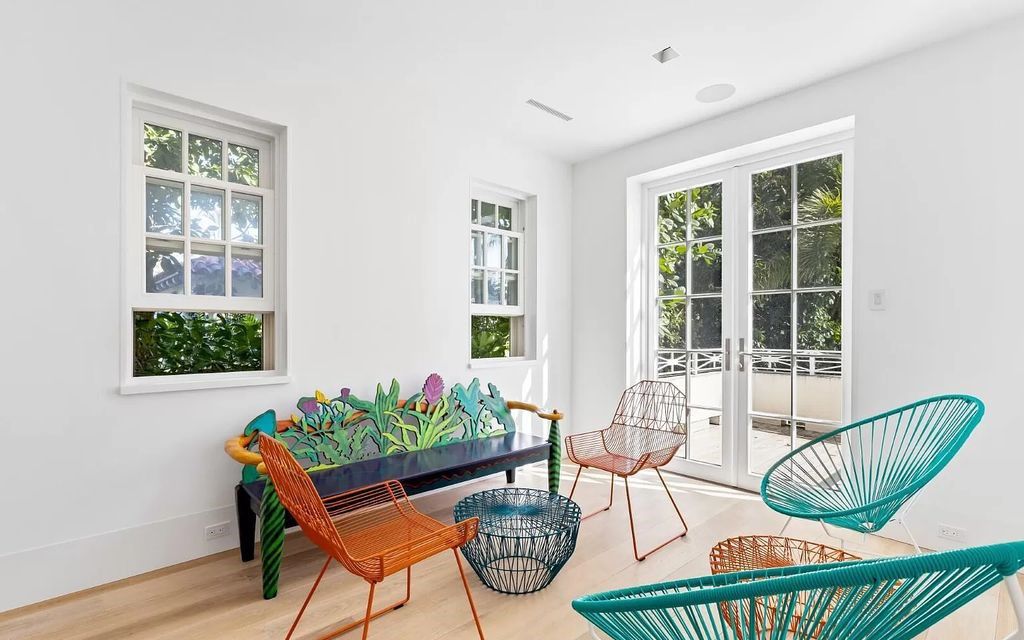Nestled in Palm Beach's prestigious Estate Section, this 1.3+/- acre property epitomizes luxury living with a stunning clay tennis court, two guest houses, and immaculate grounds. A gated entry leads to a circular drive and ample parking, complemented by a separate service area and a 2-car garage.