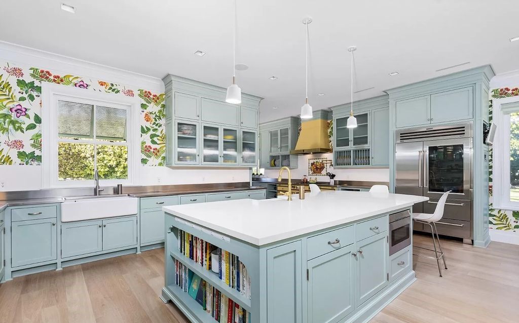 Nestled in Palm Beach's prestigious Estate Section, this 1.3+/- acre property epitomizes luxury living with a stunning clay tennis court, two guest houses, and immaculate grounds. A gated entry leads to a circular drive and ample parking, complemented by a separate service area and a 2-car garage.