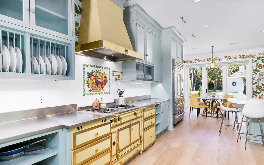 Nestled in Palm Beach's prestigious Estate Section, this 1.3+/- acre property epitomizes luxury living with a stunning clay tennis court, two guest houses, and immaculate grounds. A gated entry leads to a circular drive and ample parking, complemented by a separate service area and a 2-car garage.