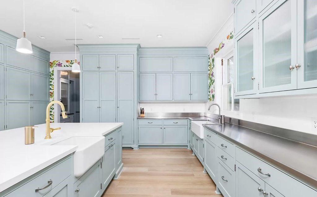 Nestled in Palm Beach's prestigious Estate Section, this 1.3+/- acre property epitomizes luxury living with a stunning clay tennis court, two guest houses, and immaculate grounds. A gated entry leads to a circular drive and ample parking, complemented by a separate service area and a 2-car garage.