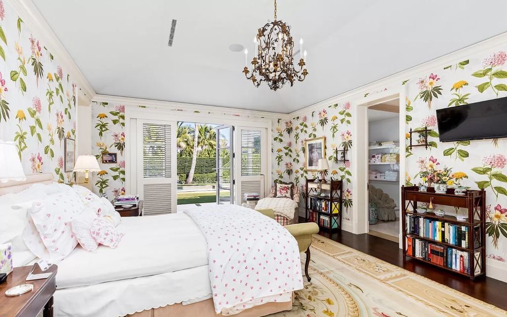 Nestled in Palm Beach's prestigious Estate Section, this 1.3+/- acre property epitomizes luxury living with a stunning clay tennis court, two guest houses, and immaculate grounds. A gated entry leads to a circular drive and ample parking, complemented by a separate service area and a 2-car garage.
