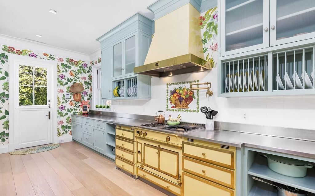 Nestled in Palm Beach's prestigious Estate Section, this 1.3+/- acre property epitomizes luxury living with a stunning clay tennis court, two guest houses, and immaculate grounds. A gated entry leads to a circular drive and ample parking, complemented by a separate service area and a 2-car garage.