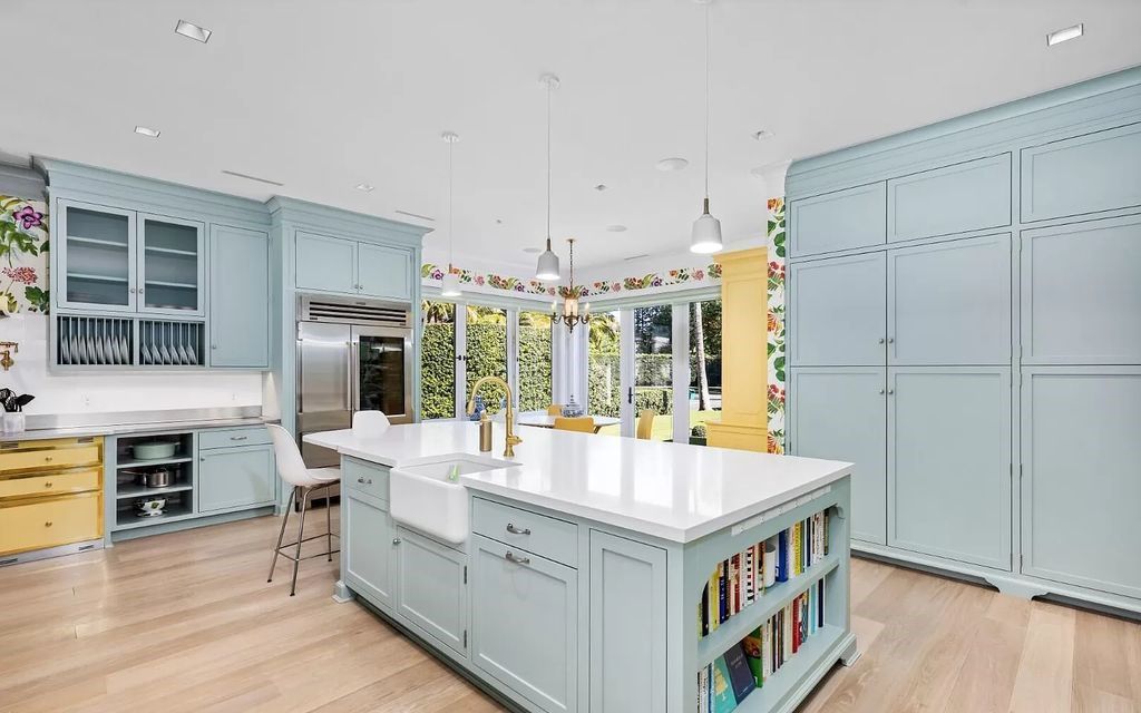 Nestled in Palm Beach's prestigious Estate Section, this 1.3+/- acre property epitomizes luxury living with a stunning clay tennis court, two guest houses, and immaculate grounds. A gated entry leads to a circular drive and ample parking, complemented by a separate service area and a 2-car garage.