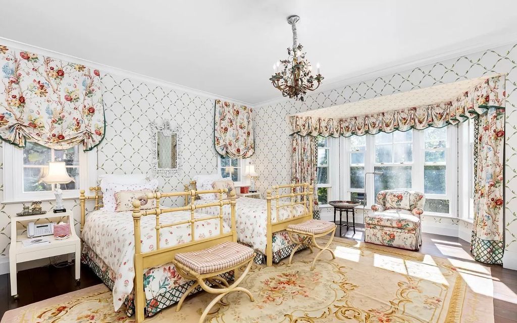 Nestled in Palm Beach's prestigious Estate Section, this 1.3+/- acre property epitomizes luxury living with a stunning clay tennis court, two guest houses, and immaculate grounds. A gated entry leads to a circular drive and ample parking, complemented by a separate service area and a 2-car garage.