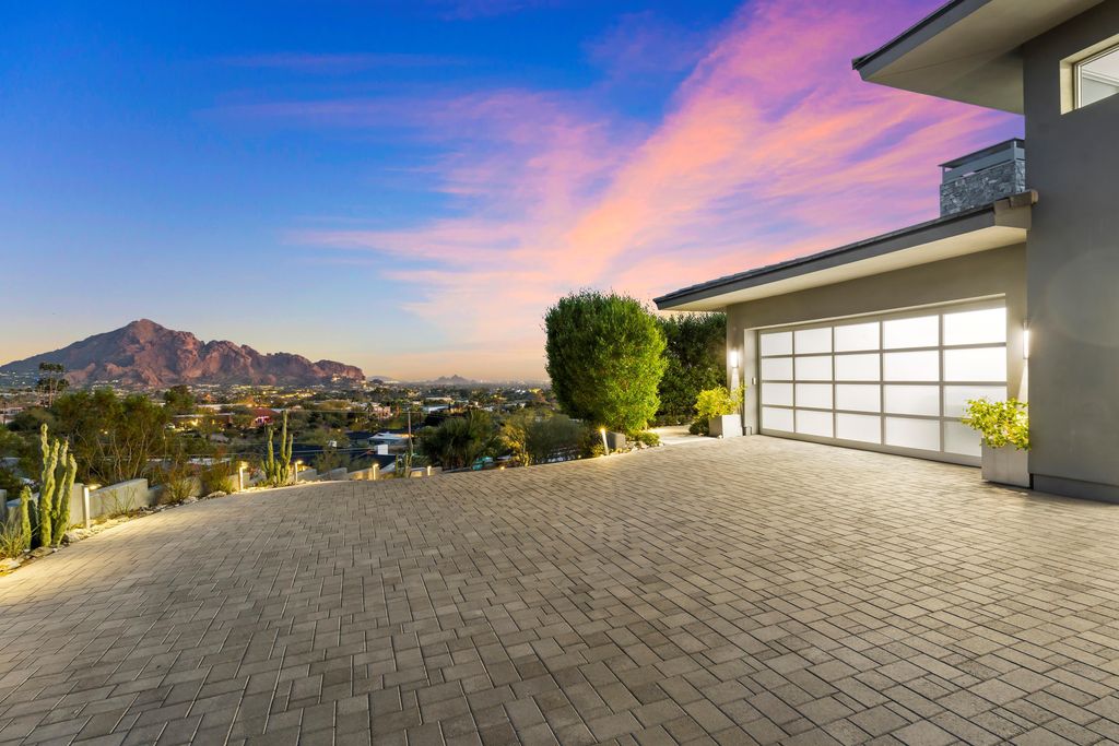 6850 North 39th Place Home in Paradise Valley, Arizona. Indulge in the epitome of luxury living with this exquisite hillside estate offering breathtaking city lights and Camelback Mountain views. Situated on just under 2.2 acres inside the guard-gated Paradise Reserve community, this newly crafted custom home seamlessly integrates indoor and outdoor spaces. 