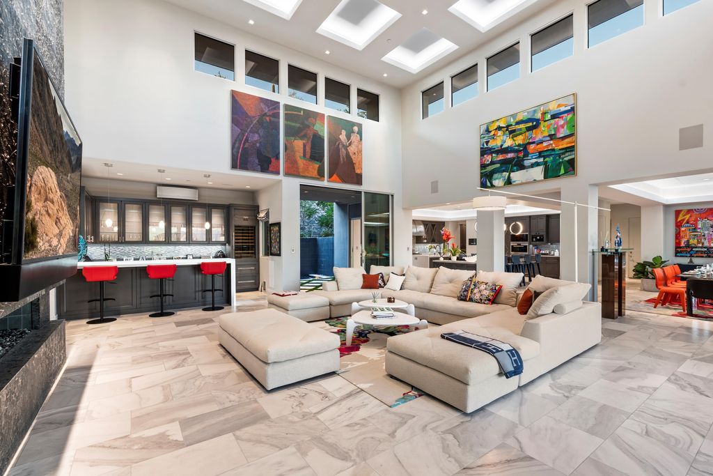 6850 North 39th Place Home in Paradise Valley, Arizona. Indulge in the epitome of luxury living with this exquisite hillside estate offering breathtaking city lights and Camelback Mountain views. Situated on just under 2.2 acres inside the guard-gated Paradise Reserve community, this newly crafted custom home seamlessly integrates indoor and outdoor spaces. 