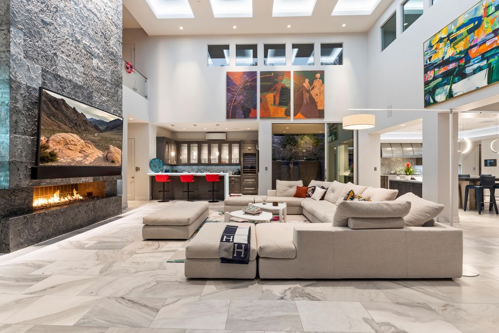 6850 North 39th Place Home in Paradise Valley, Arizona. Indulge in the epitome of luxury living with this exquisite hillside estate offering breathtaking city lights and Camelback Mountain views. Situated on just under 2.2 acres inside the guard-gated Paradise Reserve community, this newly crafted custom home seamlessly integrates indoor and outdoor spaces. 