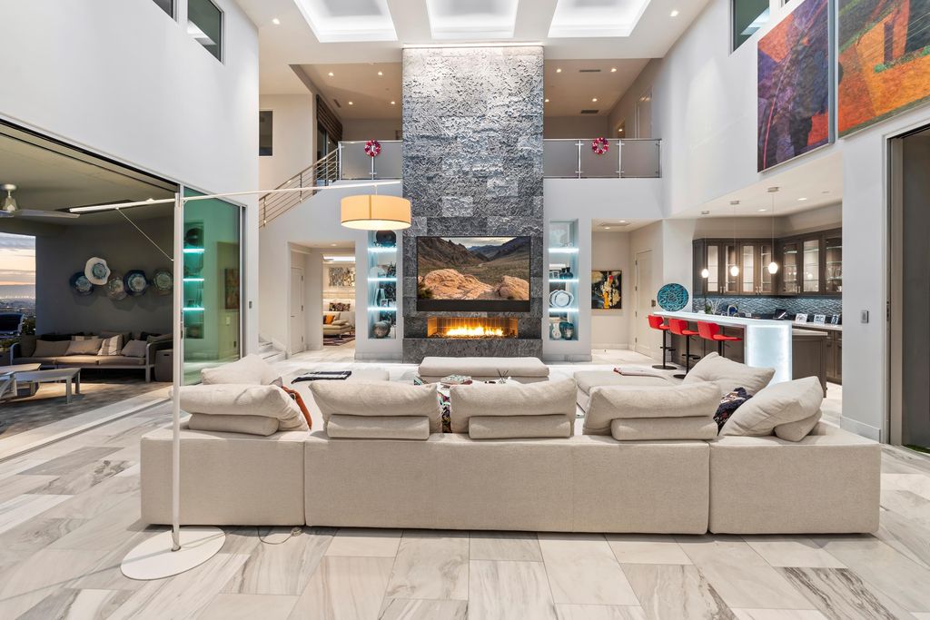 6850 North 39th Place Home in Paradise Valley, Arizona. Indulge in the epitome of luxury living with this exquisite hillside estate offering breathtaking city lights and Camelback Mountain views. Situated on just under 2.2 acres inside the guard-gated Paradise Reserve community, this newly crafted custom home seamlessly integrates indoor and outdoor spaces. 