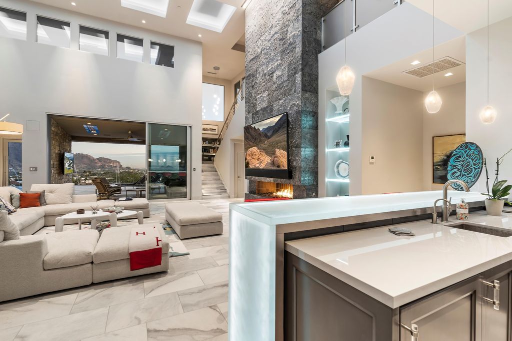 6850 North 39th Place Home in Paradise Valley, Arizona. Indulge in the epitome of luxury living with this exquisite hillside estate offering breathtaking city lights and Camelback Mountain views. Situated on just under 2.2 acres inside the guard-gated Paradise Reserve community, this newly crafted custom home seamlessly integrates indoor and outdoor spaces. 