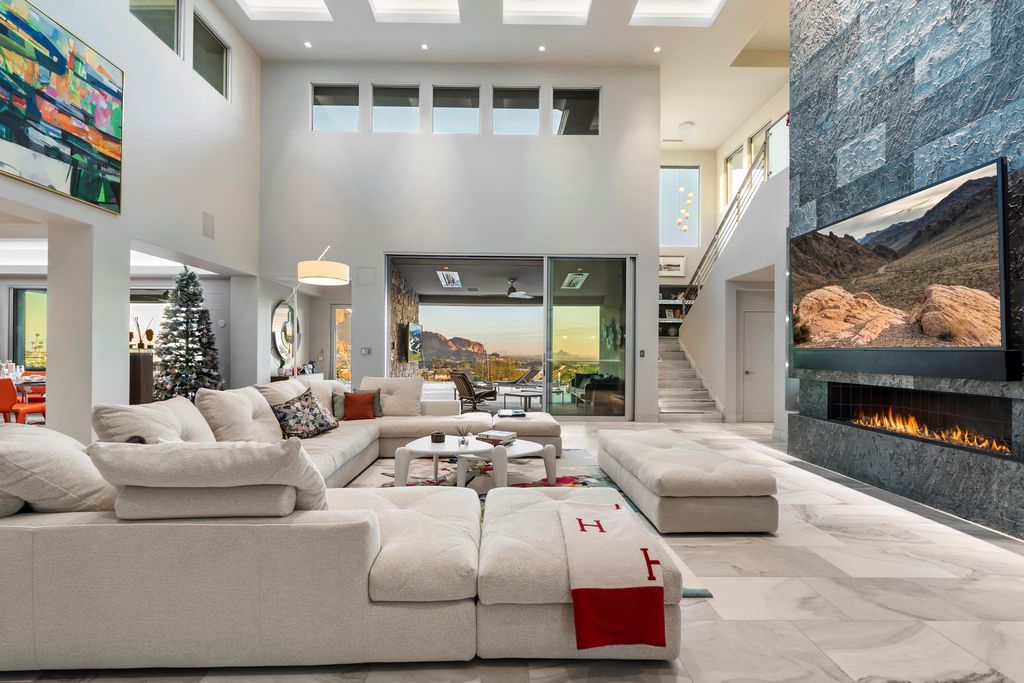 6850 North 39th Place Home in Paradise Valley, Arizona. Indulge in the epitome of luxury living with this exquisite hillside estate offering breathtaking city lights and Camelback Mountain views. Situated on just under 2.2 acres inside the guard-gated Paradise Reserve community, this newly crafted custom home seamlessly integrates indoor and outdoor spaces. 