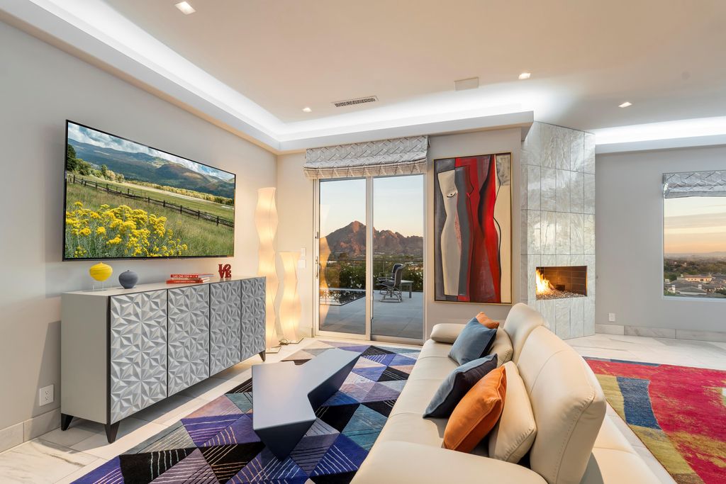 6850 North 39th Place Home in Paradise Valley, Arizona. Indulge in the epitome of luxury living with this exquisite hillside estate offering breathtaking city lights and Camelback Mountain views. Situated on just under 2.2 acres inside the guard-gated Paradise Reserve community, this newly crafted custom home seamlessly integrates indoor and outdoor spaces. 
