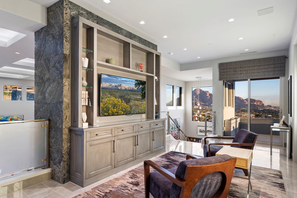 6850 North 39th Place Home in Paradise Valley, Arizona. Indulge in the epitome of luxury living with this exquisite hillside estate offering breathtaking city lights and Camelback Mountain views. Situated on just under 2.2 acres inside the guard-gated Paradise Reserve community, this newly crafted custom home seamlessly integrates indoor and outdoor spaces. 