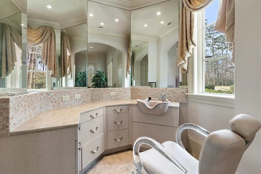 88 W Grand Regency Cir The Woodlands TX 77382 22