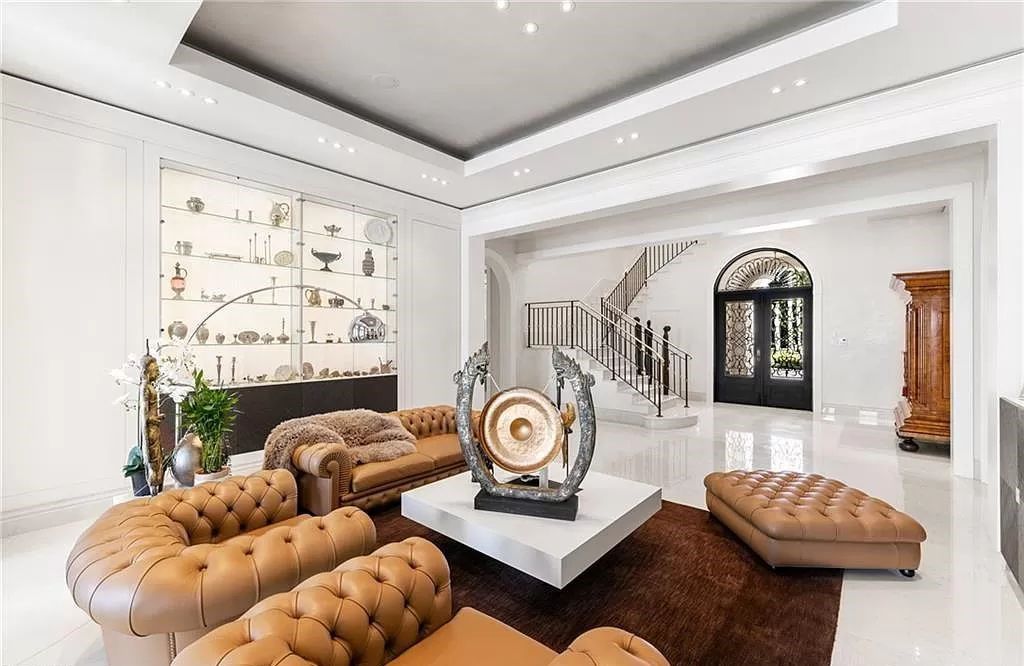 Indulge in the pinnacle of luxury at this Palladian-inspired Grand Estate in Fort Myers. Sprawling across 2 waterfront acres, this 19,184 square feet masterpiece boasts 4 bedrooms, 2 dens, a private cinema, and a 2,000-bottle wine cellar in the main residence, with an additional 3 bedrooms in the guest house.