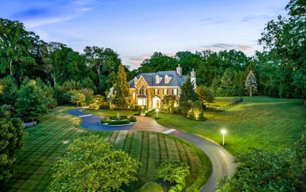 A Spectacular Devon Estate with Opulent Amenities, Listed at $3.895 ...