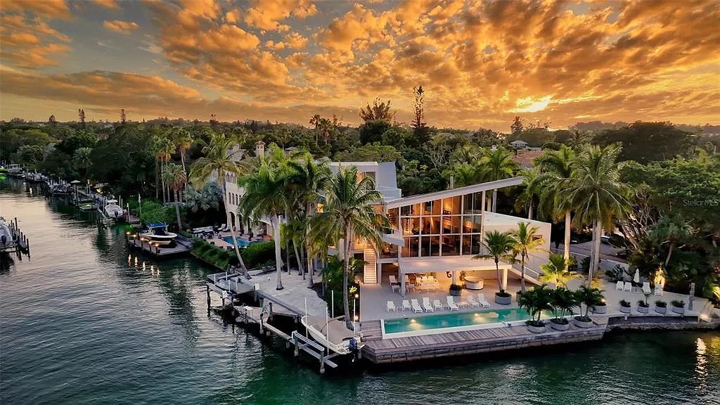 This award-winning Carl Abbott residence in Sarasota epitomizes luxury living with breathtaking bay and city skyline views. Designed to maximize natural light, the home exudes elegance and seamless integration with its surroundings.