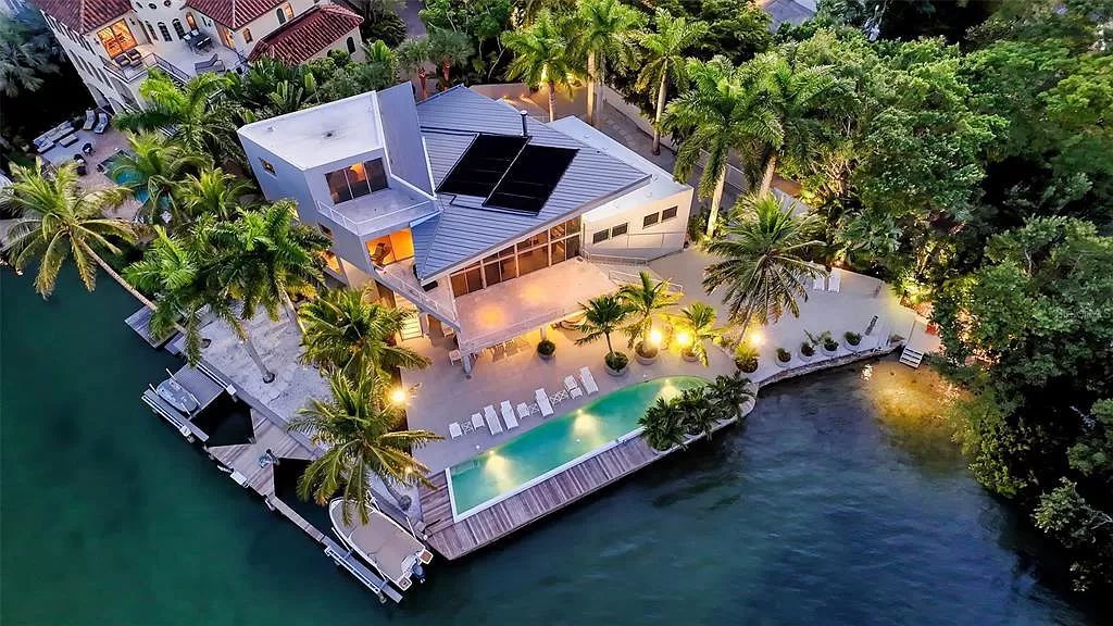 This award-winning Carl Abbott residence in Sarasota epitomizes luxury living with breathtaking bay and city skyline views. Designed to maximize natural light, the home exudes elegance and seamless integration with its surroundings.