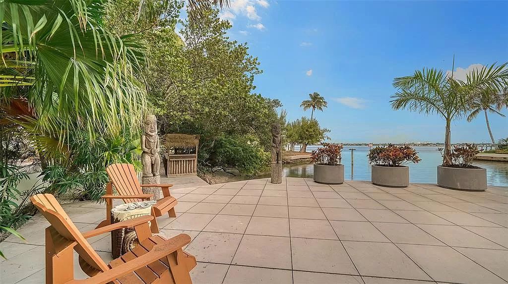 This award-winning Carl Abbott residence in Sarasota epitomizes luxury living with breathtaking bay and city skyline views. Designed to maximize natural light, the home exudes elegance and seamless integration with its surroundings.
