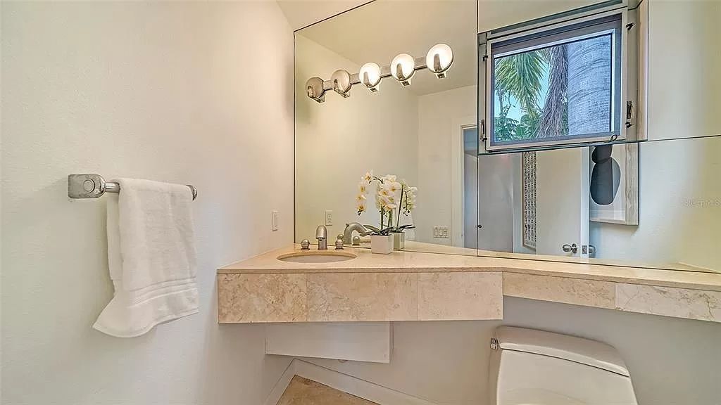 This award-winning Carl Abbott residence in Sarasota epitomizes luxury living with breathtaking bay and city skyline views. Designed to maximize natural light, the home exudes elegance and seamless integration with its surroundings.
