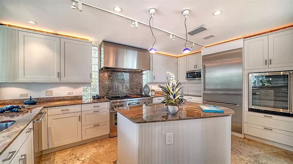 This award-winning Carl Abbott residence in Sarasota epitomizes luxury living with breathtaking bay and city skyline views. Designed to maximize natural light, the home exudes elegance and seamless integration with its surroundings.