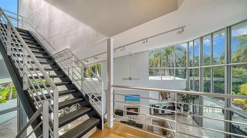 This award-winning Carl Abbott residence in Sarasota epitomizes luxury living with breathtaking bay and city skyline views. Designed to maximize natural light, the home exudes elegance and seamless integration with its surroundings.