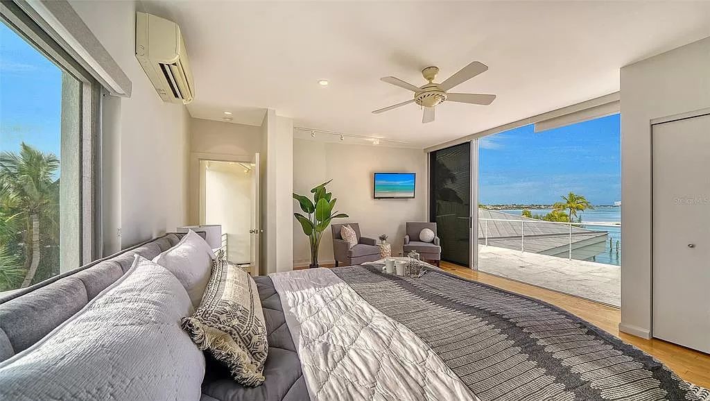 This award-winning Carl Abbott residence in Sarasota epitomizes luxury living with breathtaking bay and city skyline views. Designed to maximize natural light, the home exudes elegance and seamless integration with its surroundings.
