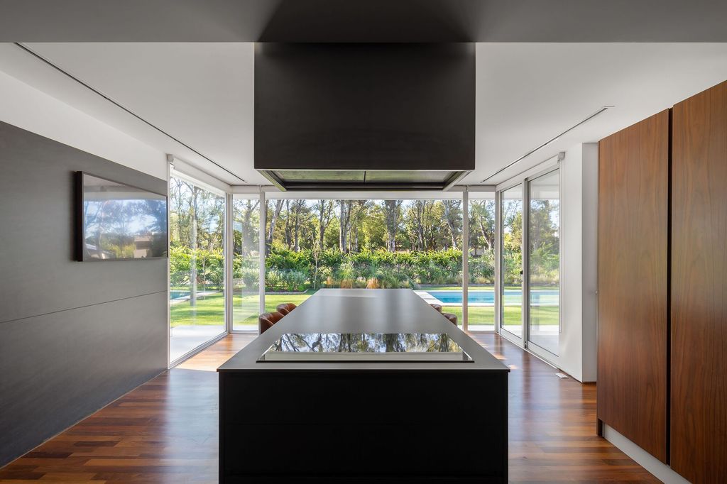 CR House, architectural dialogue with elegance purpose by Estudio Aloras