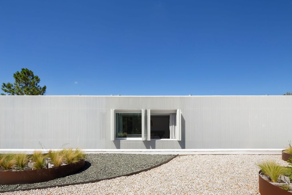 CR House, architectural dialogue with elegance purpose by Estudio Aloras