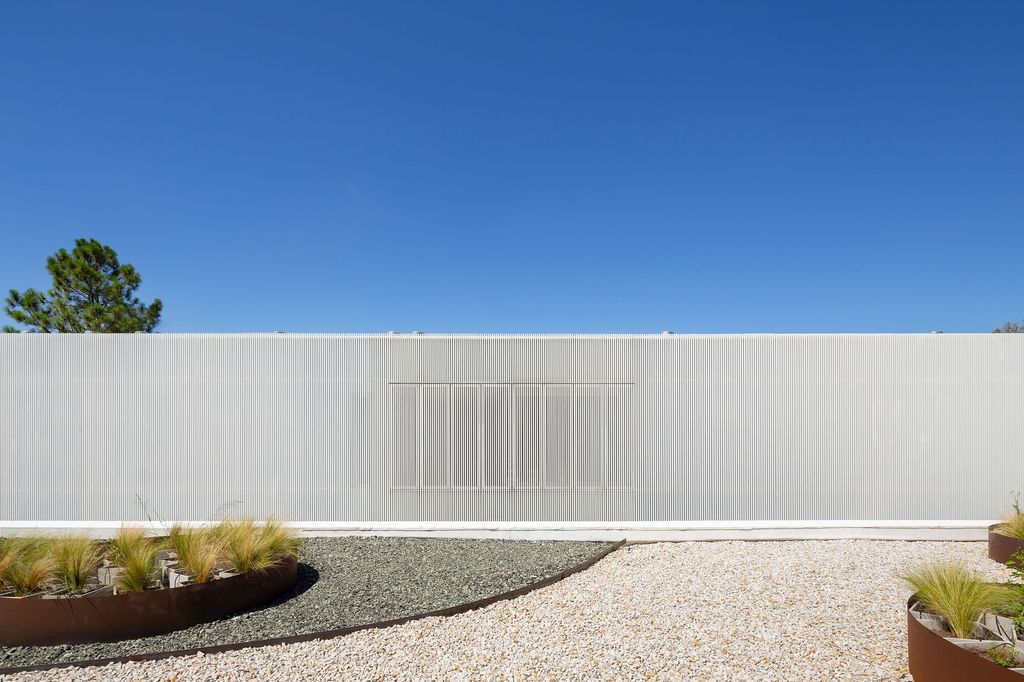 CR House, architectural dialogue with elegance purpose by Estudio Aloras