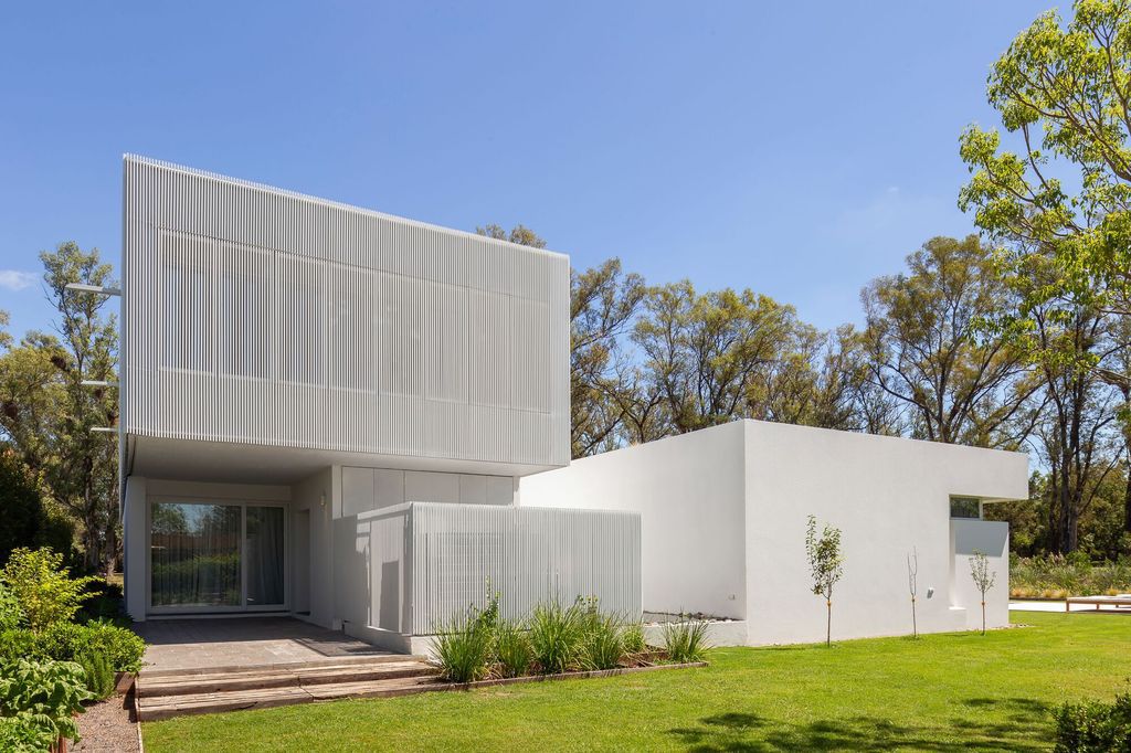 CR House, architectural dialogue with elegance purpose by Estudio Aloras