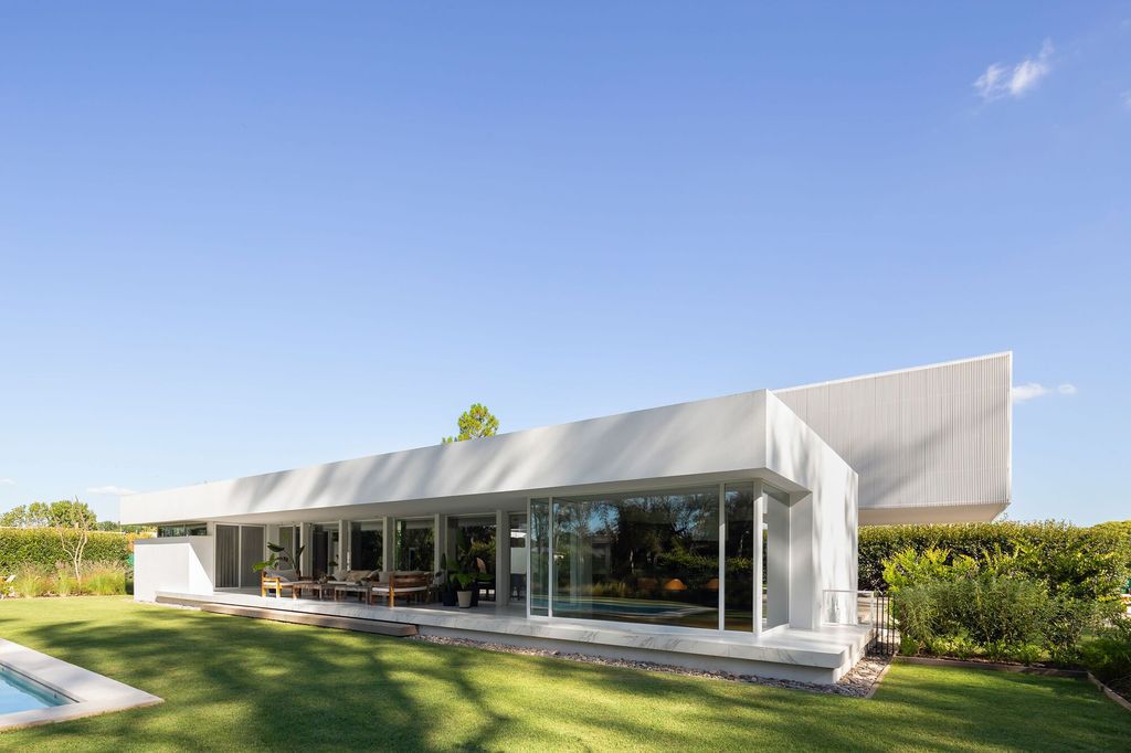 CR House, architectural dialogue with elegance purpose by Estudio Aloras